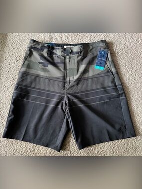 NWT Trinity Coast Olive & Black Camo Hybrid Shorts Sz 30